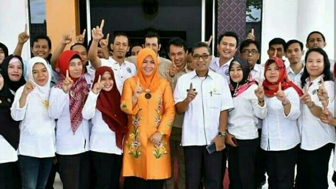 Unjuk satu jari Yuninta Asmara dalam akun Instagram pribadinya tanggal 26 September 2018. 