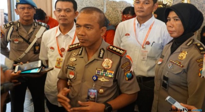 KAPOLRESTABES SURABAYA KOMBESPOL RUDI SETIAWAN SAAT MENJELASKAN KRONOLOGIS PENANGKAPAN TIGA TERSANGKA PENJUALAN BAYI DI INSTAGRAM. (HUMAS POLRESTABES SURABAYA FOR JAWAPOS.COM)