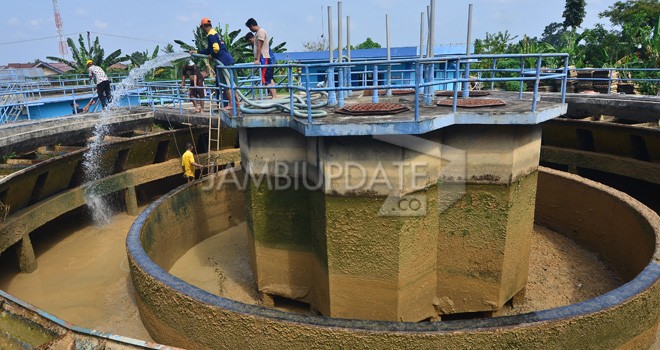 Terlihat beberapa orang tengah membersihkan penampungan air PDAM Tirta Mayang.