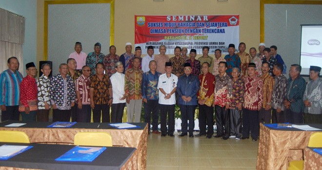 Kaban Kesbangpol Provinsi Jambi, Drs H M Asnawi AB, MM, di dampingi narasumber, DR dr H Maulana MKM dan Amin M.Kes serta Ketua FK-PPNS, Izalmi dan peserta.