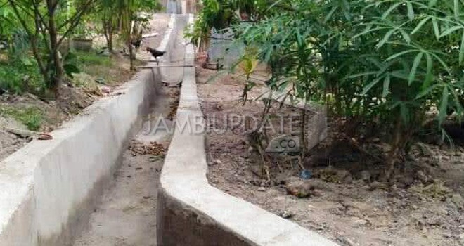 Untuk mencegah banjir dan berjangkitnya wabah penyakit maka pihak Kelurahan Sungai Asam rutin Goro drainase.