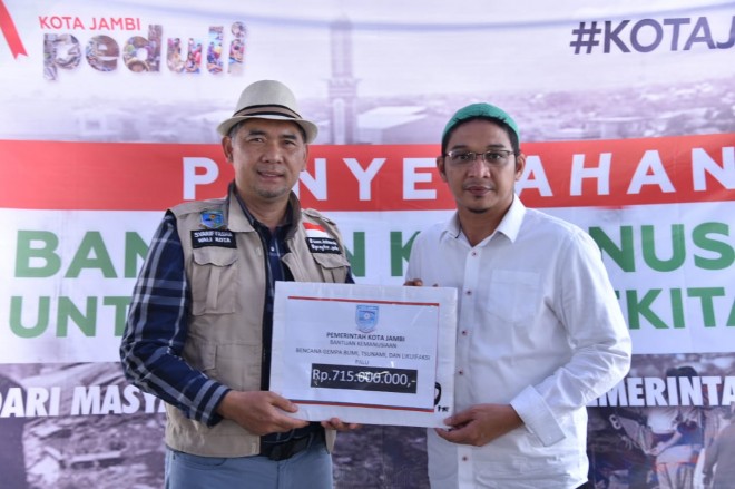 Walikota Jambi Sy Fasha, bersama jajarab tim Kota Jambi Peduli menyerahkan bantuan untuk korban gempa dan tsunami Palu, Sulawesi Tengah, Kamis (18/10).