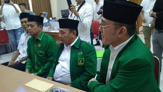 PEMILU : Ketua DPW PPP Provinsi Jambi, Evi Suherman bersama kader partai mendaftarkan Caleg di Komisi Pemilihan Umum (KPU). Hadapi Pemilu, PPP diterpa kabar persoalan pungutan diinternal partai.