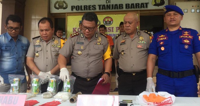 Press release Kapolres di dampingi Wakapolres Kompol Hendry A Batubara, Kabag Ops Kompol RP Nainggolan dan Komandan KM Anis Madu-3009 Dit Polair Baharkam Polri AKP Ambar Marwanto, Kasat Narkoba IPTU David A Yudhitira, S.IK di Mapolres, Jumat (19/10).