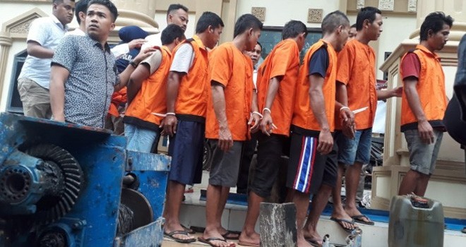 Para tersangka kasus pengeboran minyak di kawasan Desa Pompa Air, Kecamatan Bajubang, Kabupaten Batanghari, saat digiring di Mapolda Jambi, Kamis (18/10) lalu.