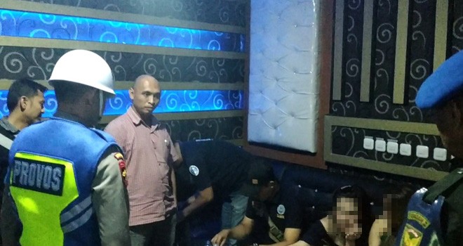 Tim gabungan saat memeriksa tamu di salah satu tempat hiburan malam yang berada di Kota Jambi, Kamis (18/10) malam.