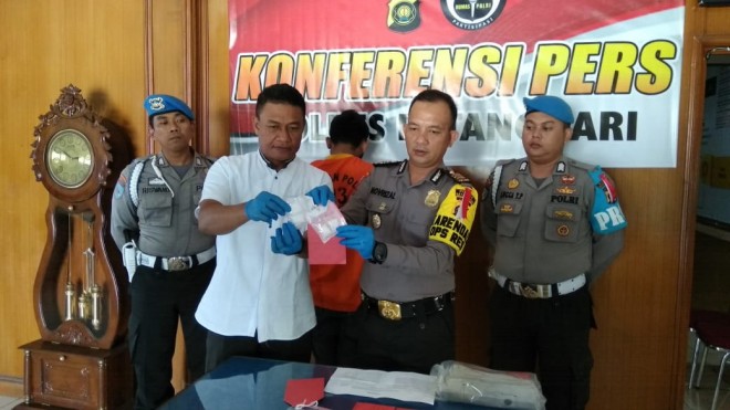 Kabag Ops Polres Batanghari, AKP Novrizal, menunjukkan barang bukti sabu saat pres release di Mapolres Batanghari, Sabtu (20/10).