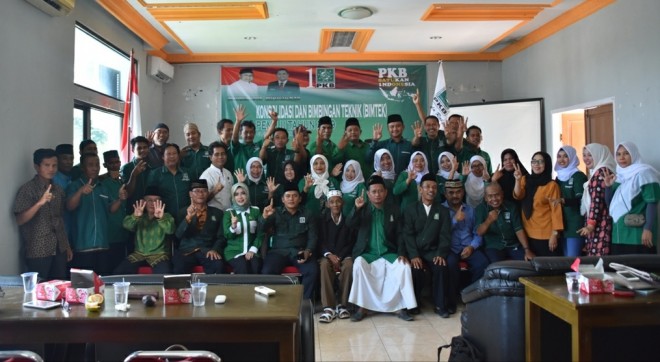 Foto bersama Ketua DPW Partai Kebangkitan Bangsa (PKB) Provinsi Jambi, Sofyan Ali dan seluruh pengurus dan Caleg PKB