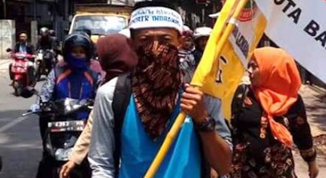 PEJALANAN SUKMA UMBARA, SEORANG GURU HONORER INDRAMAYU YANG NEKAT BERJALAN KAKI HINGGAL JAKARTA SUDAH TIBA DI CIANJUR. (JPNN/JPC)