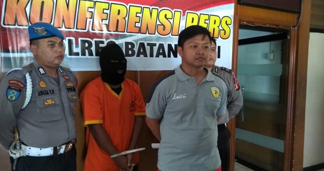 Kasat Reskrim Polres Batanghari, AKP Dhadhag Anindito SIK, saat pres release penangkapan Sule di Mapolres Batanghari, Minggu (21/10).