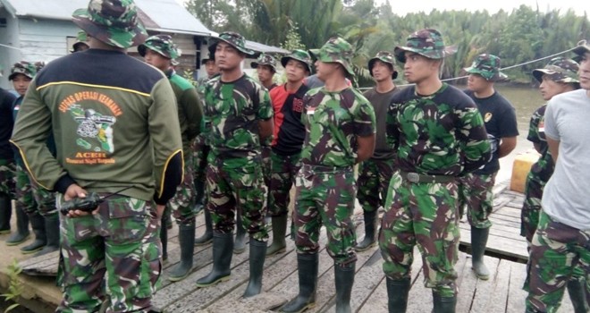 Personel TNI yang tergabung dalam Satuan Tugas (Satgas) TMMD ke 103 Kodim 0419/Tanjab.