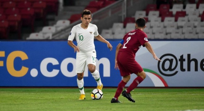 EGY MAULANA VIKRI (KIRI) MENGGIRING BOLA SAAT MELAWAN QATAR DI STADION UTAMA GELORA BUNG KARNO, JAKARTA, MINGGU (21/10). LAGA INI DIMENANGKAN QATAR DENGAN SKOR 6-5. (2018 ASIAN FOOTBALL CONFEDERATION)
