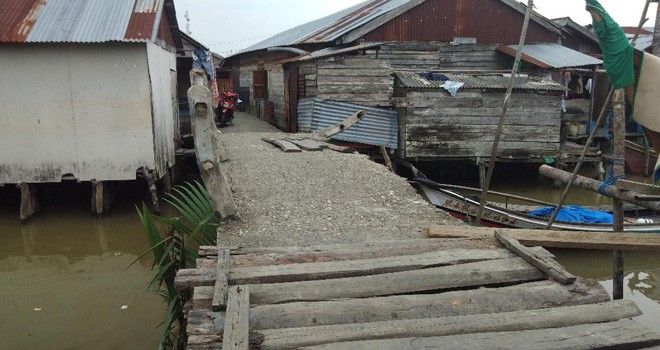 Jalan lingkungan yang berada di lorong Malaga RT 5 Kelurahan Kampung Nelayan, Kecamatan Tungkal Ilir, Kabupaten Tanjung Jabung Barat.
