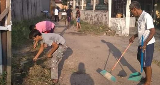 Warga gotong royong membersihkan lingkungan mereka agar tampak indah, bersih dan sehat.