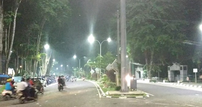 Sejumlah remaja yang melakukan balap liar di Tugu Keris Siginjai yang berada di Kota Baru, Kota Jambi, saat dibubarkan warga Minggu dini hari (21/10).