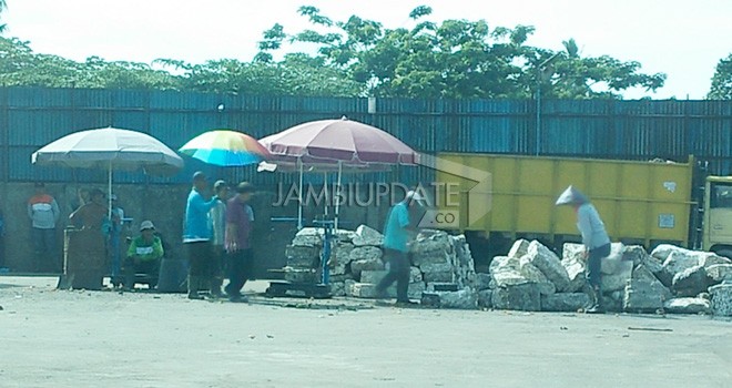 Gudang Karet Ilegal di Selincah.