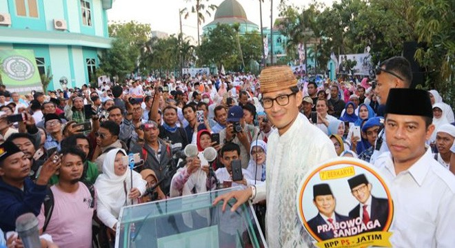 ORASI SANDIAGA UNO DI RUMAH PEMENANGAN PRABOWO-SANDI DI GAYUNGSARI BARAT, SURABAYA, SENIN (22/10). (DITE SURENDRA/ JAWA POS)