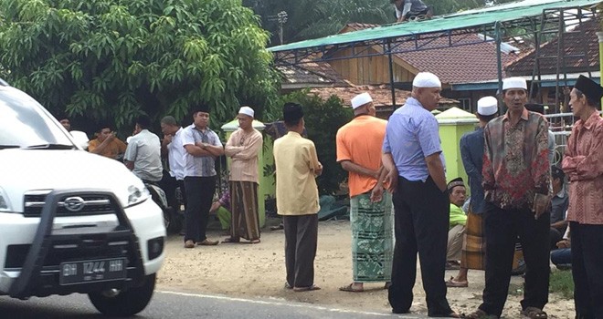 Sejumlah warga terlihat melayat ke rumah korban yang berada di Desa Sekernan, Kecamatan Sekernan, Kabupaten Muarojambi, Senin (22/10).