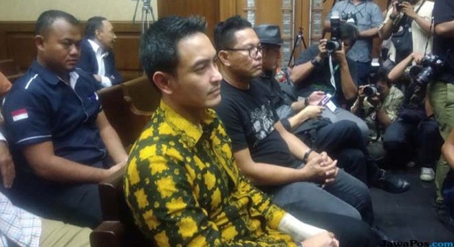 Zumi Zola saat akan menjalani sidang perdana (Ridwan/JawaPos.com)