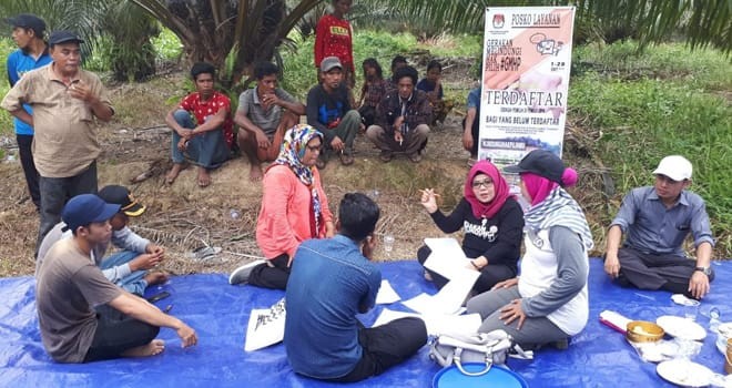 PENDATAAN : Komisioner KPU Provinsi Jambi, Ahdiyenti bersama tim melakukan pengecekan data pemilih terhadap SAD di Desa Tanah Garo, Kecamatan Muara Tabir.