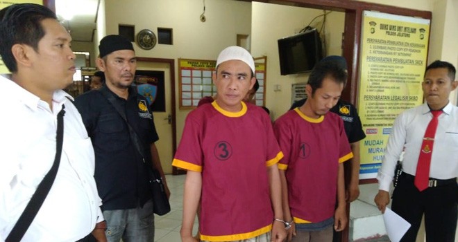 Dua pelaku perampasan uang ratusan juta saat diekspose ke awak media di Mapolsek Jelutung, Senin (22/10).