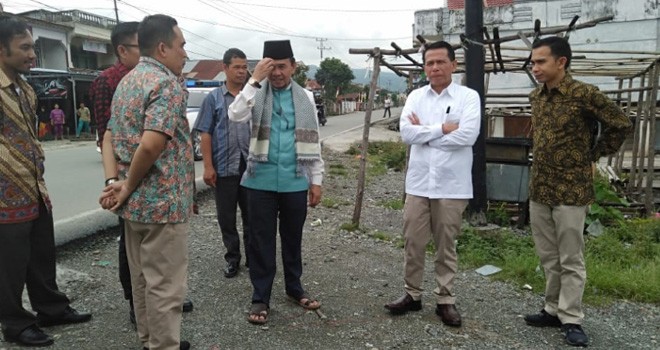 Staf khusus pimpinan DPR RI, Dipo Nurhadi Ilham meninjau lokasi yang renannya akan menjadi lokasi penataan pemukiman kumuh di kecamatan Siulak.