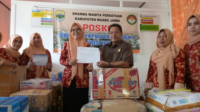 Teks Poto : Ketua DW Muarojambi Ny. Zulva Fadhil Arif saat menyerahkan bantuan secara simbolis kepada Dinsos Muarojambi. 