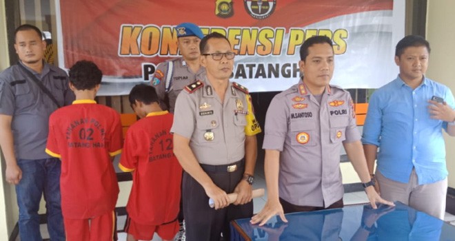 Dua tersangka dan barang bukti pengeboran minyak ilegal saat diekspose ke media di Mapolres Batanghari, Selasa (23/10).
