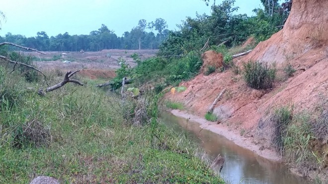 Teks foto : Pemindahan jalur sungai yang dilakukan oleh pihak PT.SPC