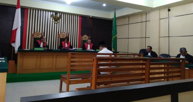 Terdakwa Hendri Sastra dalam persidangan di Pengadilan Tipikor Jambi, Rabu (24/10).