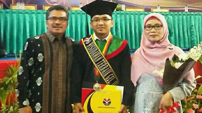 Uun bersama kedua orang tuanya