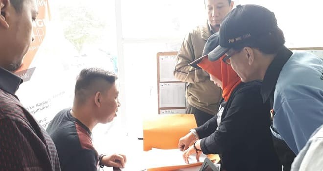 PEMILIH : Komisioner KPU Provinsi Jambi, Ahdiyenti melakukan pengecekan data pemilih dengan langsung menemui warga Kota Jambi belum lama ini.