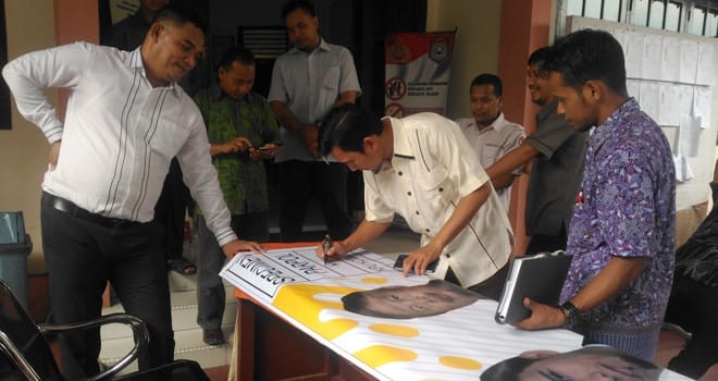 KAMPANYE : Ketua DPD PKS Kota Jambi melakukan pengcekan alat peraga kampanye (APK) jenis baliho di kantor KPU Kota Jambi, Rabu (24/10) kemarin.