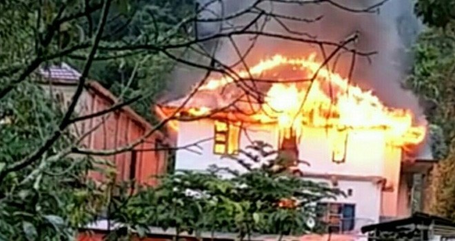 Rumah Dua Tingkat yang Terbakar di Sungai Penuh.