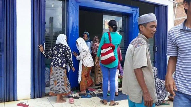 Masyarakat sedang mengantre untuk pengambilan kartu.