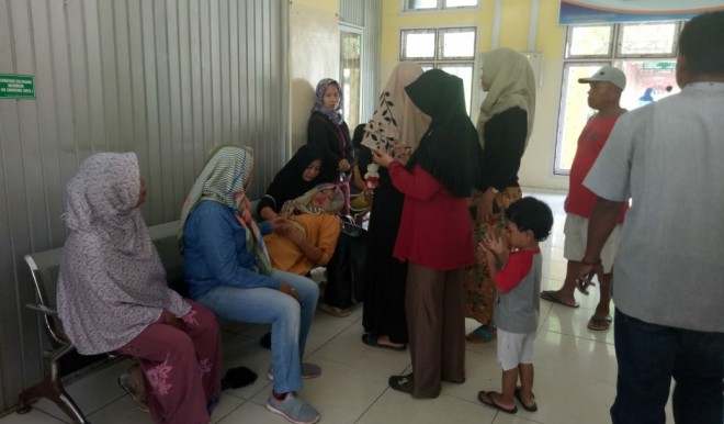 Keluarga korban yang shok di RS Ahmad Ripin.