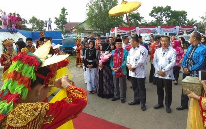 Plt Gubernur Jambi, dan Bupati Bungo saat meresmikan Bungo Investment Forum & Expo dan Sematera Bisiness Summit 2018.