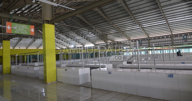 Terlihat situasi Pasar Angso Duo Modern terlihat sepi. Pedagang belum mau pindah karena kondisi lapak belum aktivitas berjualan.