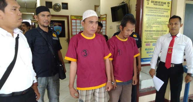 Dua pelaku perampasan uang ratusan juta saat diekspose ke awak media di Mapolsek Jelutung, beberapa waktu lalu.