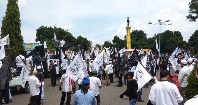 Masa Aksi Damai Bela Kalimat Tauhid di Provinsi Jambi yang bertempat di bundaran Tugu Juang, Kota Jambi, hari ini (26/10).