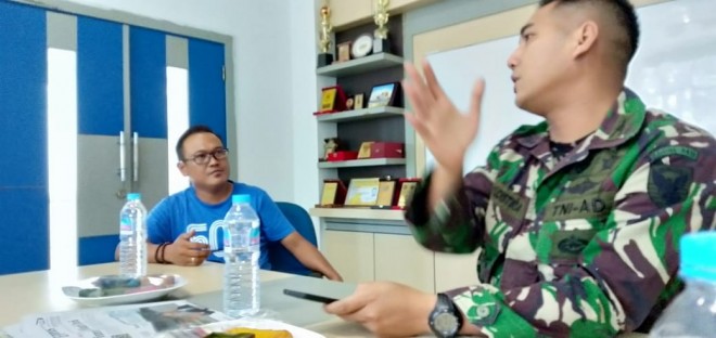 Komandan Kodim 0419/Tanjab, Letkol Inf Muhammad Arry Yudistira SIP MIPol, saat berbincang bersama Pimred Jambi Ekspres Pirma Satria SPd MPd, Jumat (25/10