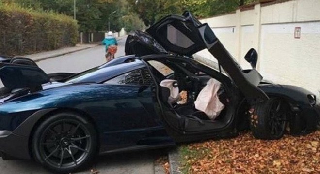 SUPERCAR MCLAREN SENNA MENGLAMAI KECELAKAAN PADA SAAT HARI PENGIRIMAN UNTUK PEMILIK BARUNYA. (ANTARA NEWS/@JOSHSNOWHORN)