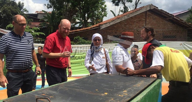 Delegasi Denmark bersama pihak Pemkota Jambi saat menunjau pengolahan limbah sampah menjadi energy di Kota Jambi pada Sabtu (27/10) kemarin.