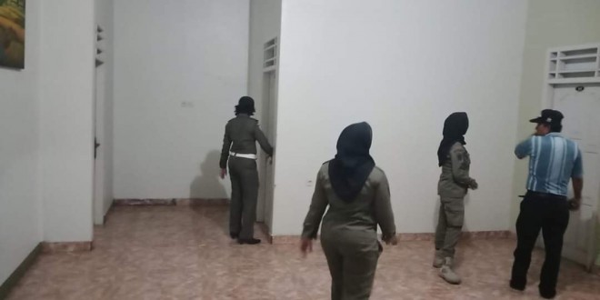 Petugas gabungan saat melakukan razia.