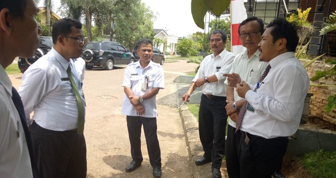 Pihak PDAM Tirta Mayang saat survey lokasi pemadangan pipa PDAM belum lama ini.