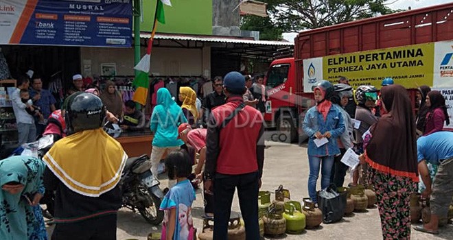 Warga Mayang Mangurai saat antri mendapatkan gas 3 kg di Pasar Mama belum lama ini.