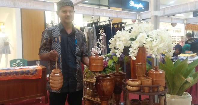 Sukirno memperlihatkan beragama kerajinan dari olahan kayu yang dibuat.