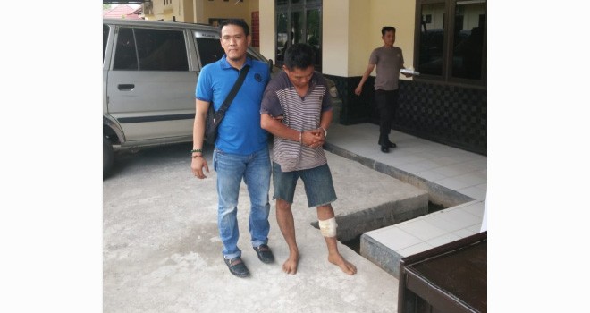 Tersangka Khaliq saat digiring di Mapolres Tebo, Senin (29/10).