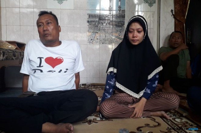 Luthfiana Eka Putri (kanan) ditemani ayah Deryl Fida Febrianto, Didik Setiawan. Deryl menjadi salah satu penumpang pesawat Lion Air JT-610. (Aryo Mahendro/ JawaPos.com)