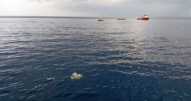 Barang penumpang pesawat Lion Air jatuh di laut.